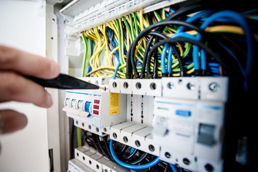 Handwerker installiert Elektrik am Schaltschrank - Website fuer Handwerksbetriebe in Worms